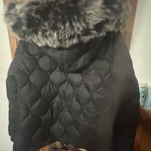 Elegant Black Quilted Puffer Jacket with Faux Fur Trim